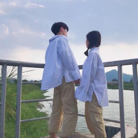 情侣头像背影海边 在海边看海情侣头像一人一半唯美
