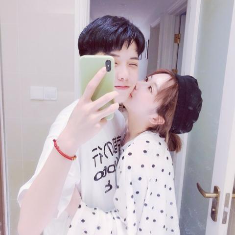 最萌身高差情侣头像一对2张 摸头杀情侣头像真人分开