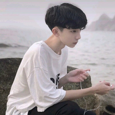 一人多张帅气男生头像
