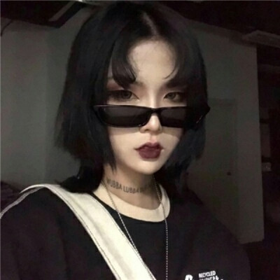 女生坐在地上头像大全图片
