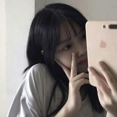 女生拿手机自拍图片
