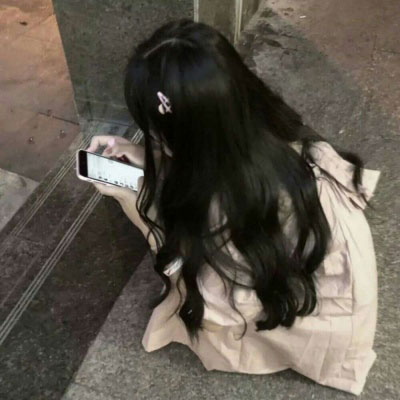 女生拿手机自拍图片