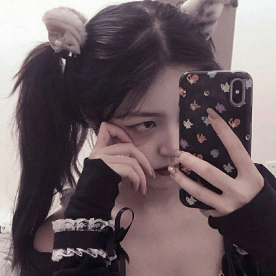 女生拿手机自拍图片