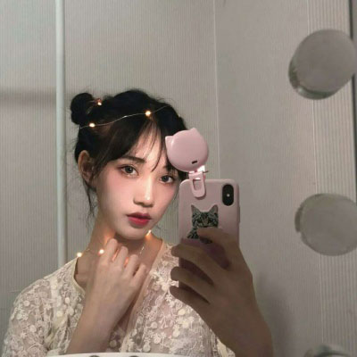 女生拿手机自拍图片