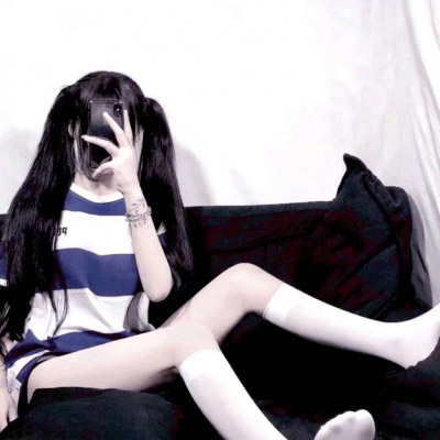 女生拿手机自拍图片
