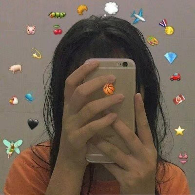 女生拿手机自拍图片