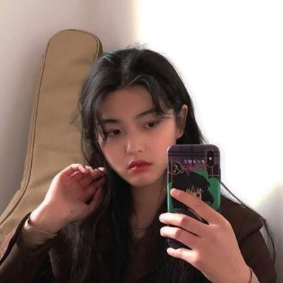 女生拿手机自拍图片