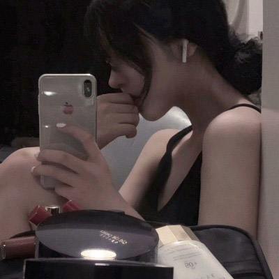 女生拿手机自拍图片