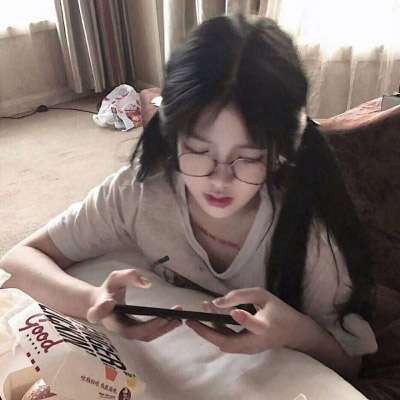 女生拿手机自拍图片