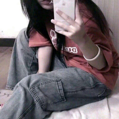 女生拿手机自拍图片