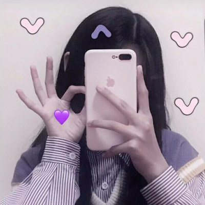 女生拿手机自拍图片