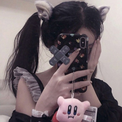 女生拿手机自拍图片