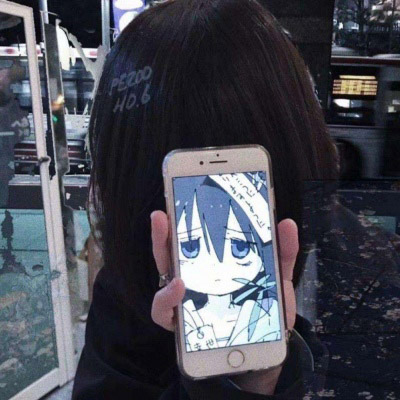 女生拿手机自拍图片