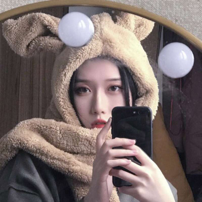 女生拿手机自拍图片