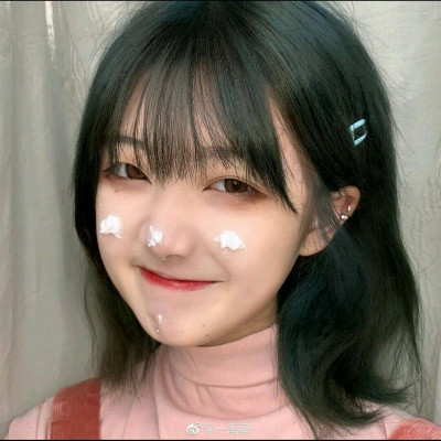 qq头像女生在床上的图片