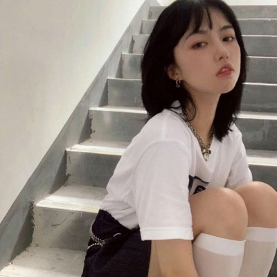 qq头像女生在床上的图片