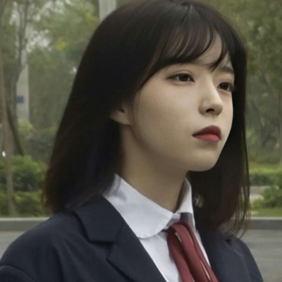 qq头像女生在床上的图片