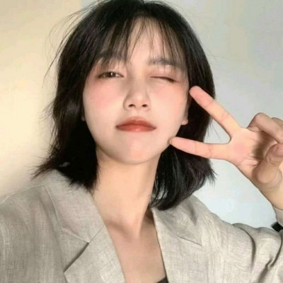 qq头像女生在床上的图片
