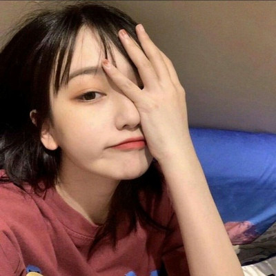 qq头像女生在床上的图片