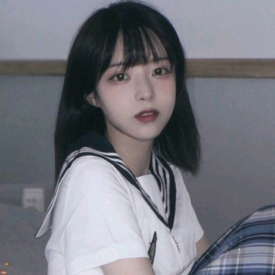 qq头像女生在床上的图片