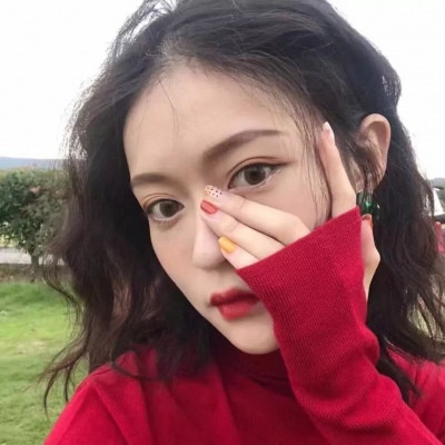 欧美女生抽烟纹身头像图片