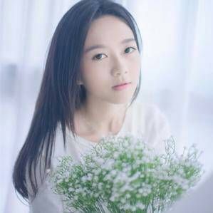 抱着满天星的女生头像 女生拿满天星图片唯美