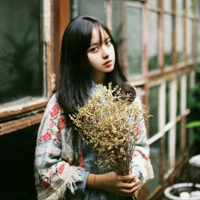 抱着满天星的女生头像 女生拿满天星图片唯美