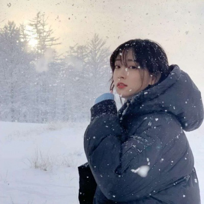 冬天唯美女生头像 冬天下雪漂亮女孩头像
