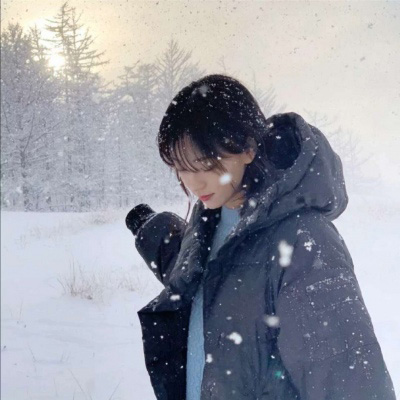 冬天唯美女生头像 冬天下雪漂亮女孩头像图片