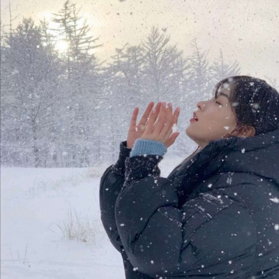 冬天唯美女生头像 冬天下雪漂亮女孩头像图片
