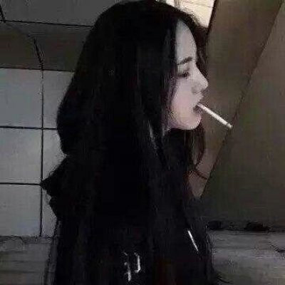 女生抽烟头像 伤感霸气夹烟好看手势图片