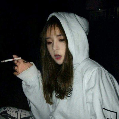 女生抽烟头像 伤感霸气夹烟好看手势图片