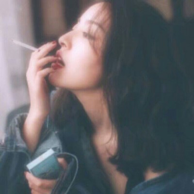 女生抽烟头像 伤感霸气夹烟好看手势图片