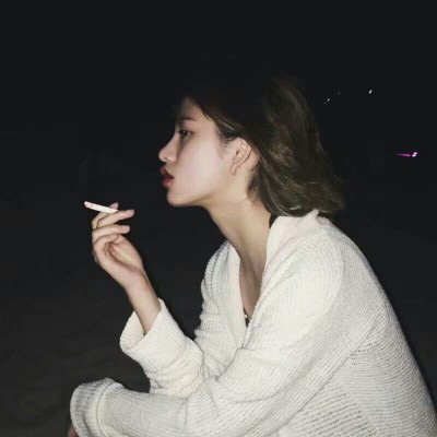 女生抽烟头像 伤感霸气夹烟好看手势图片