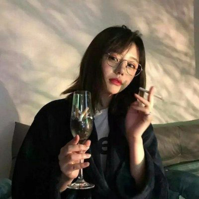 女生抽烟头像 伤感霸气夹烟好看手势图片