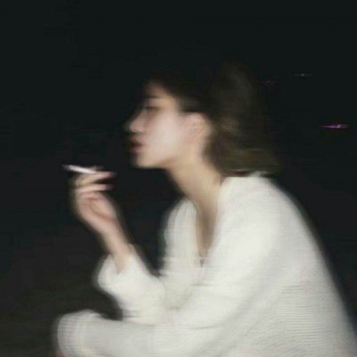 女生抽烟头像 伤感霸气夹烟好看手势图片