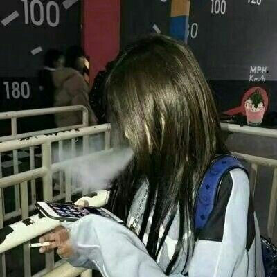 女生抽烟头像 伤感霸气夹烟好看手势图片