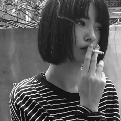 女生抽烟头像 伤感霸气夹烟好看手势图片
