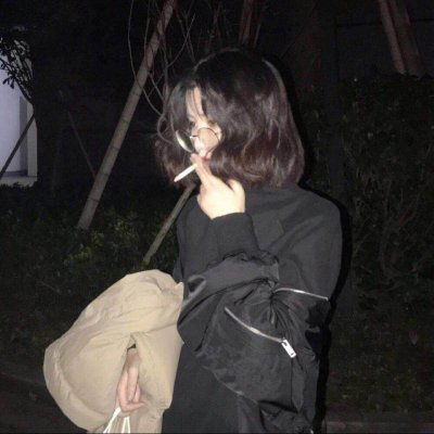 女生抽烟头像 伤感霸气夹烟好看手势图片
