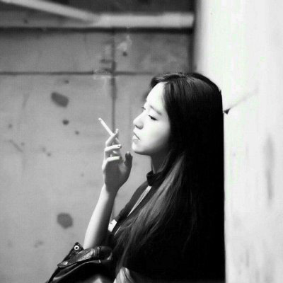女生抽烟头像 伤感霸气夹烟好看手势图片