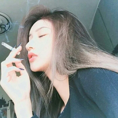 女生抽烟头像 伤感霸气夹烟好看手势图片