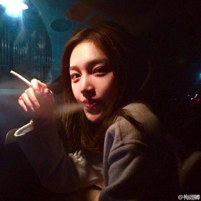 女生抽烟头像 伤感霸气夹烟好看手势图片