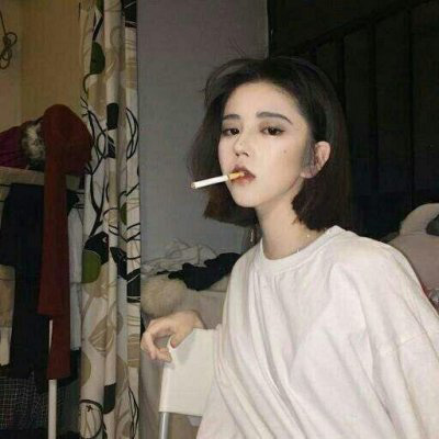 女生抽烟头像 伤感霸气夹烟好看手势图片