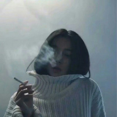 女生抽烟头像 伤感霸气夹烟好看手势图片