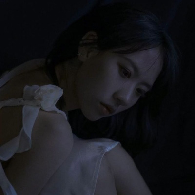 原宿风暗黑系女生头像 韩版超好看女生00后头像