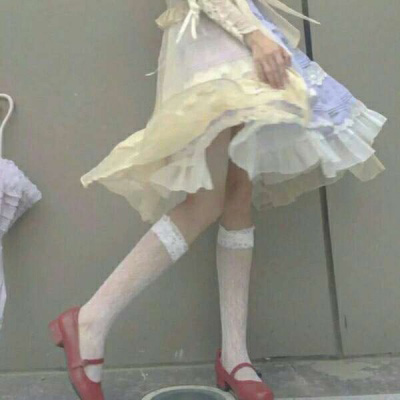 腿部头像女 女生头像下半身腿站着