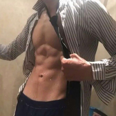 八块腹肌男帅气浴照片