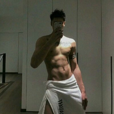 八块腹肌男帅气浴照片
