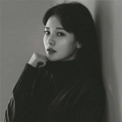 黑白照片头像 悲伤女生黑白图片