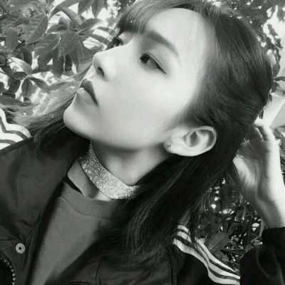 黑白照片头像 悲伤女生黑白图片